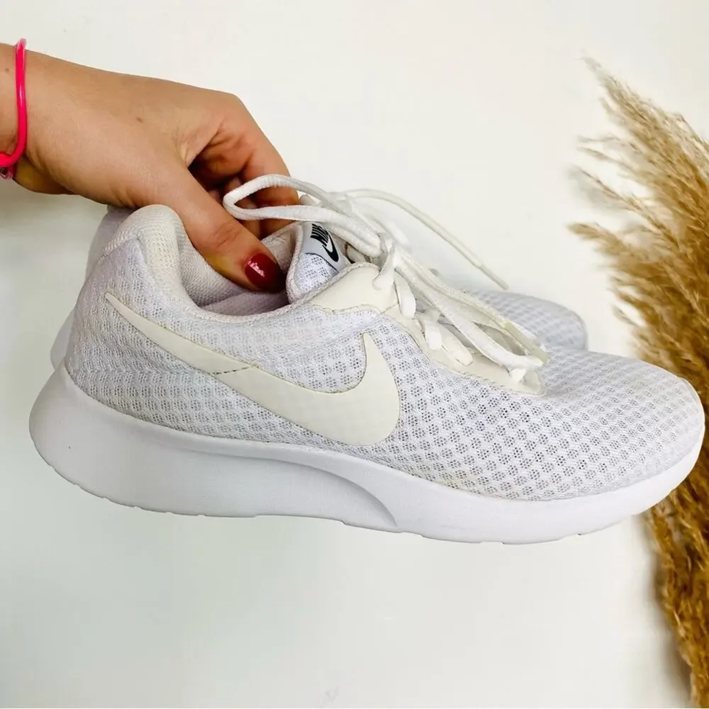 NIKE White Logo Classic Athletic Running Shoe Sneakers Lace Up Gym Shoes 7.5